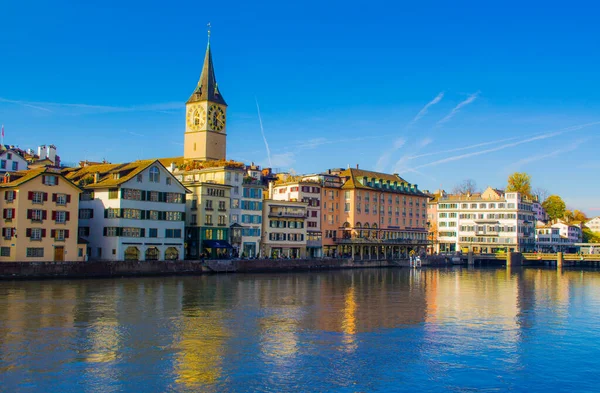 Zürih 'in tarihi merkezi, güneşli bir sonbaharda bulutlu bir günde Limmat nehri üzerinde, Zürih Kantonu, İsviçre