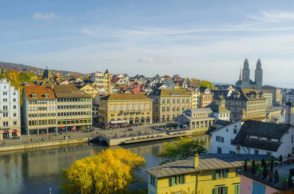 Zürih 'teki Limmat Nehri' nin doğu yakasının panoramik manzarası, Predigerkirche ve Grossmunster kilisesi.