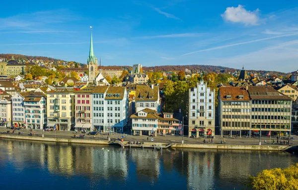 Panorámás Kilátás Limmat Folyó Keleti Partjára Zürichben Predigerkirche Grossmunster Templommal — Stock Fotó