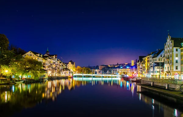 Zuric 'teki limmat nehrinin gece manzarası