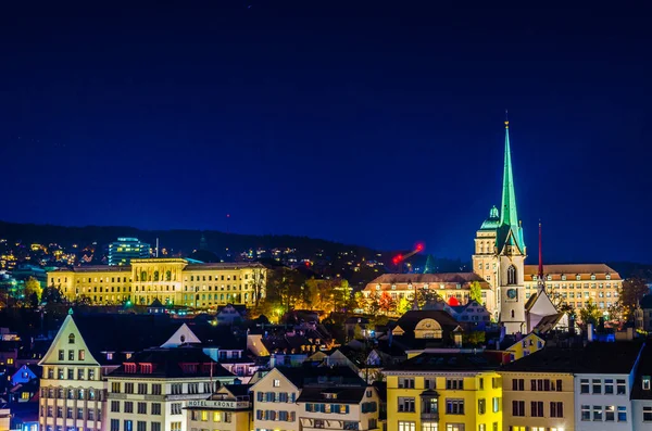 Limmat Nehri 'nin doğu yakasının panoramik manzarası, Zürih' teki Predigerkirche ve Zürih Üniversitesi, İsviçre