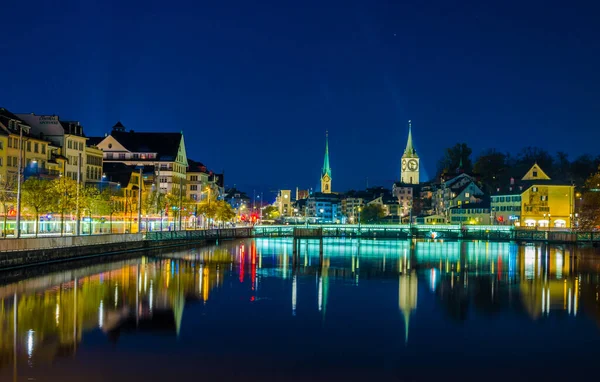 Éjszakai Kilátás Limmat Folyó Zürich Fenséges Tornyok Fraumunster Grossmunster Templom — Stock Fotó