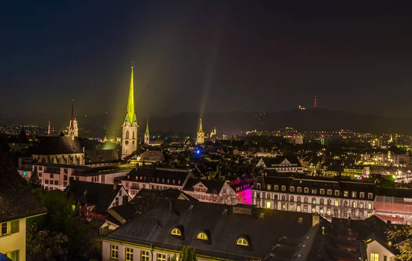 Üniversite perspektifinden alınan predigerkirche kulesinin hakim olduğu aydınlanmış Zürih 'in gece görüşü