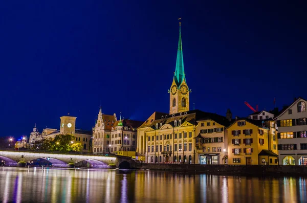 İsviçre 'nin Zuric kentindeki aydınlık sahtekar kilisesinin gece görüşü