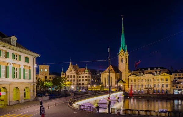 Noční Pohled Osvětlený Podvodnický Kostel Švýcarském Městě Zuric — Stock fotografie