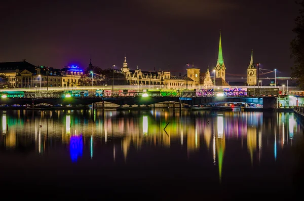 Zürih şehri Zürih 'in Zürih' teki aydınlık gökyüzünün gece manzarası.