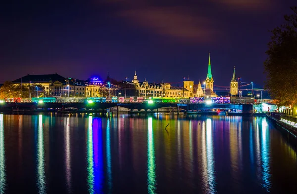 Zürih şehri Zürih 'in Zürih' teki aydınlık gökyüzünün gece manzarası.