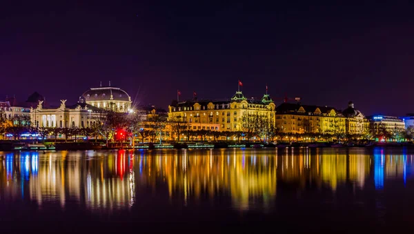 Zürih 'in Zürih şehrinin gökyüzü manzarası Zürih lak' ı yansıtıyor.