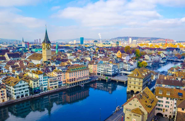 Grossmunster Kilisesi 'nin tepesinden çekilen Zürih' in havadan görünüşü