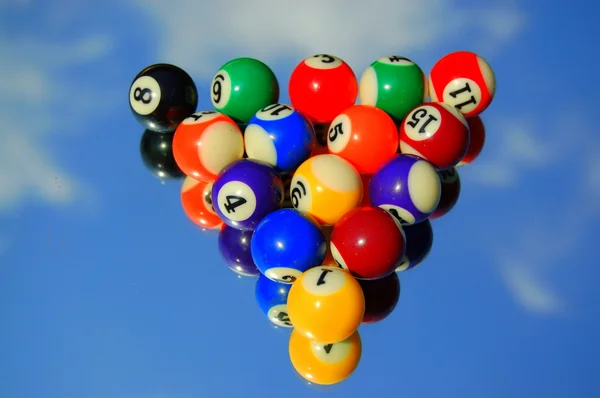 Bilardo topları gökyüzüne
