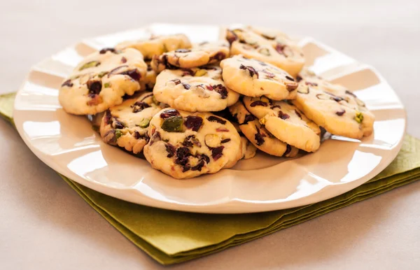 Brusinkový soubory cookie na desku a zelený ubrousek — Stock fotografie