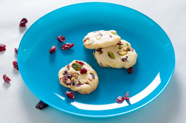 Cranberry cookies on blue plate — Stock Photo, Image