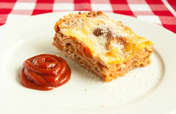 Portion leckere Lasagne auf einem Teller — Stockfoto