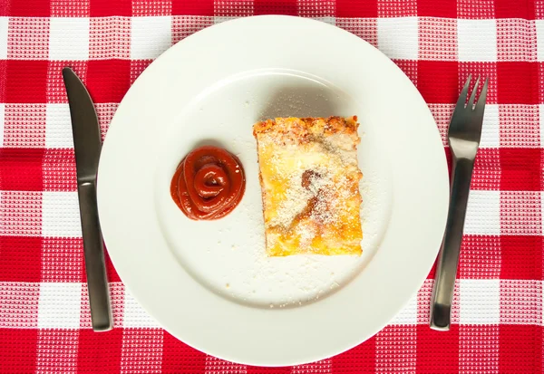 Portion leckere Lasagne auf einem Teller — Stockfoto