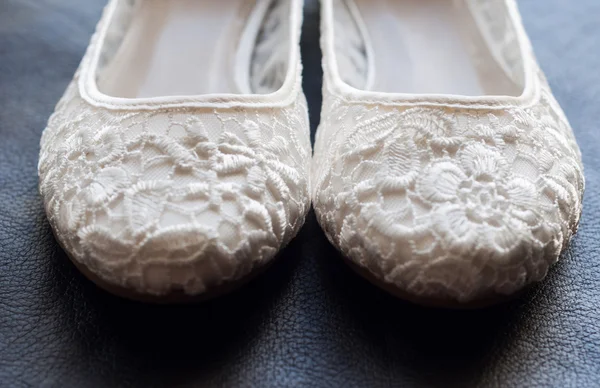 Hermosos zapatos de novia de encaje blanco — Foto de Stock