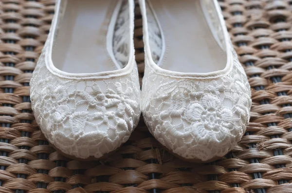 Vackra vita spetsar brudkläder skor — Stockfoto