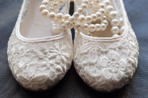 Beautiful white lace bridal shoes — Stock Photo, Image