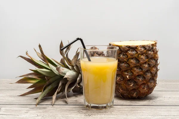 Ananas demi-coupé sur panneau en bois — Photo