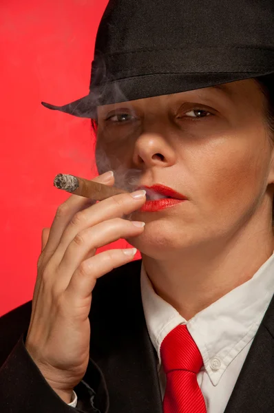 一支雪茄的女人 — 图库照片