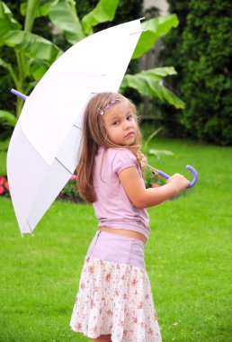 bir şemsiye ile küçük kız