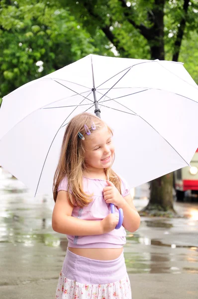 Bir şemsiye ile küçük kız — Stok fotoğraf