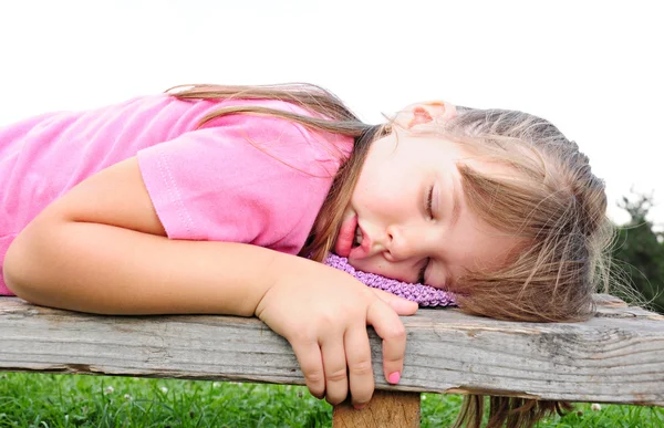 Kleines Mädchen schläft — Stockfoto