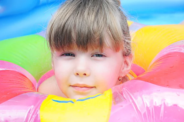 Mädchen im Pool — Stockfoto