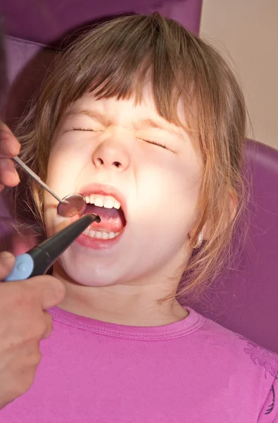Meisje bij de tandarts — Stockfoto
