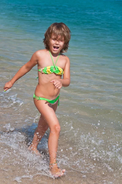 女の子のビーチでジョギング — ストック写真