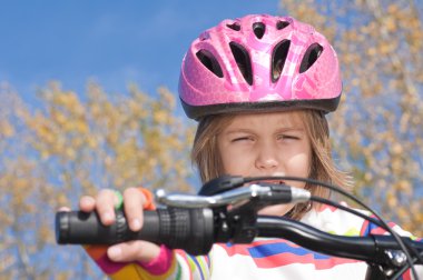 Bisiklete binen kız