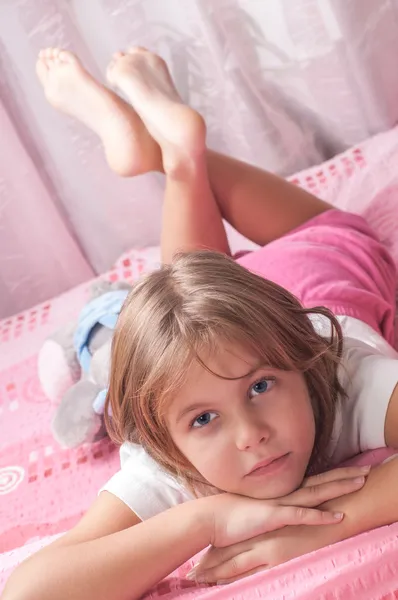 Menina bonita nos lençóis rosa — Fotografia de Stock