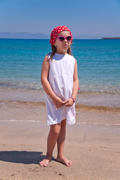 Meisje op het strand — Stockfoto