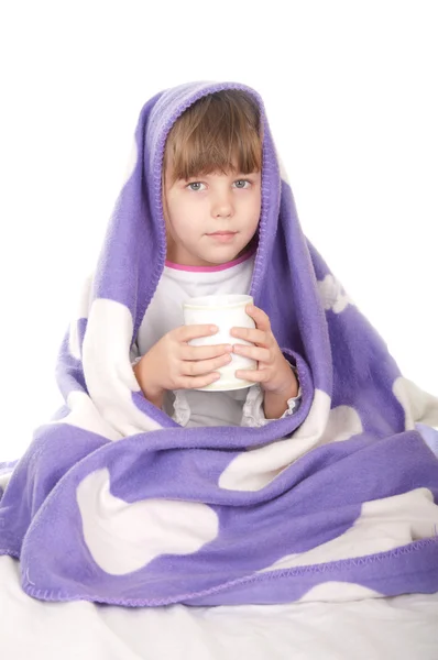 Liten jente med en kopp te – stockfoto