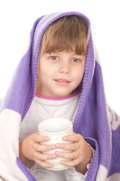 Kleines Mädchen mit einer Tasse Tee — Stockfoto