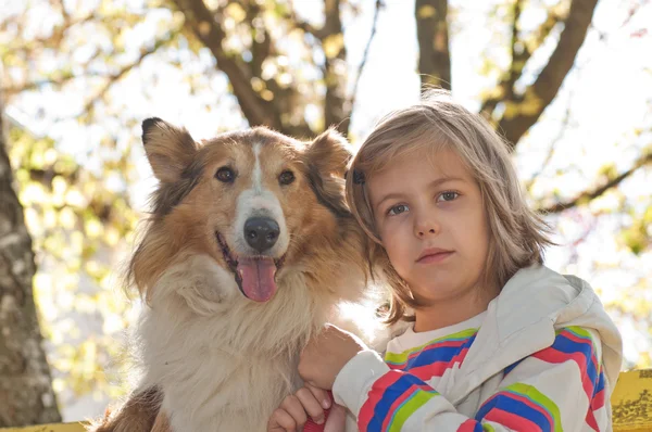 Niña y perro — Foto de Stock