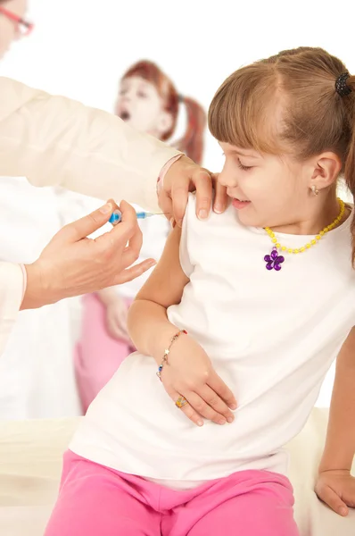 Arzt macht Impfung — Stockfoto