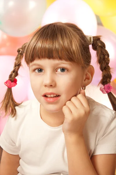 Щаслива маленька дівчинка з повітряними кулями — стокове фото