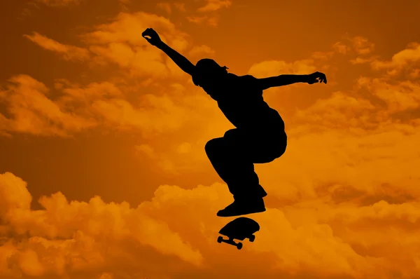 Sílhueta de skate de salto — Fotografia de Stock