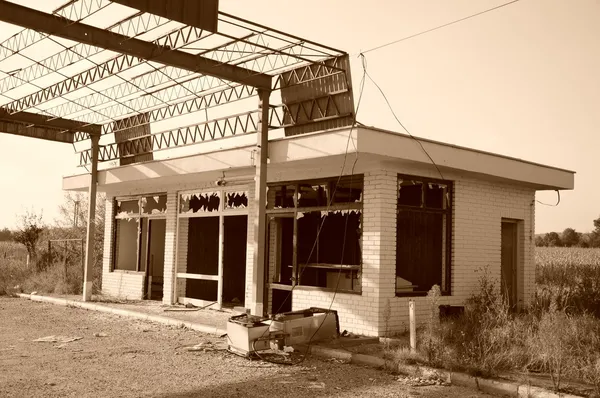 Gasolinera abandonada —  Fotos de Stock