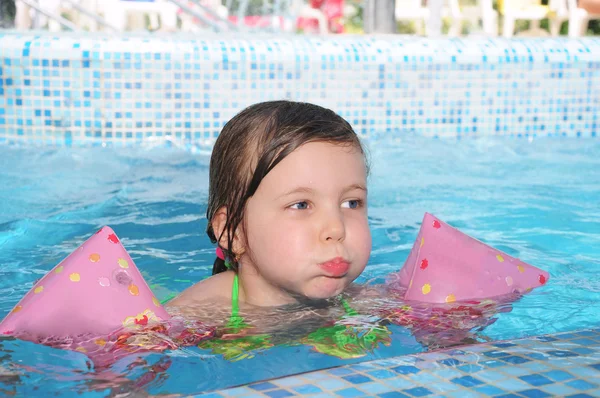 Kleines Mädchen schwimmt — Stockfoto