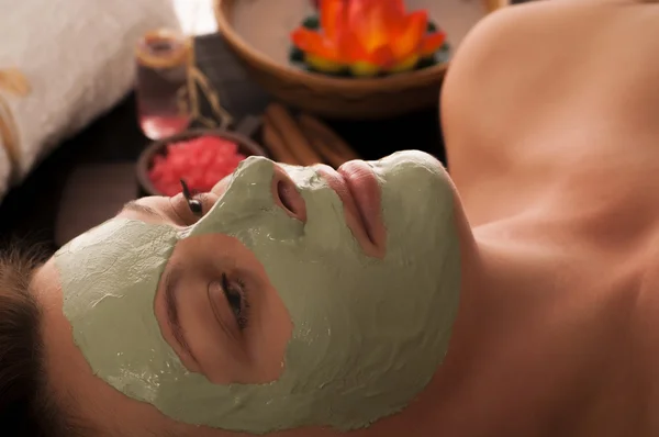 Kvinna med spa mask — Stockfoto