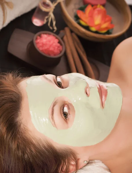 Kvinna med spa mask — Stockfoto