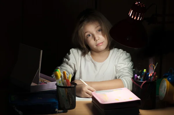 Menina na mesa — Fotografia de Stock