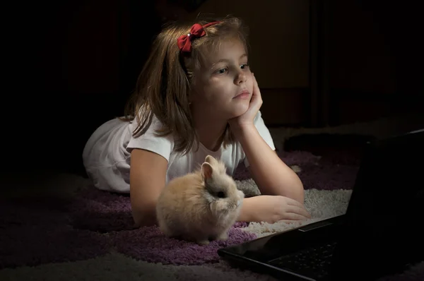 Девушка с кроликом — стоковое фото
