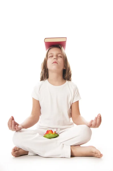 Chica joven meditando — Foto de Stock