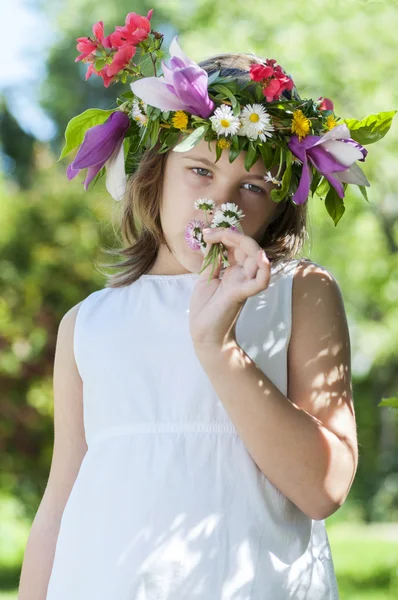 Girl with a wreath — Stock Photo, Image