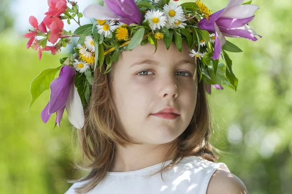 Menina com uma coroa de flores — Fotografia de Stock