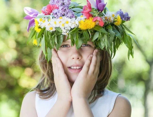 Girl with a wreath — Stock Photo, Image