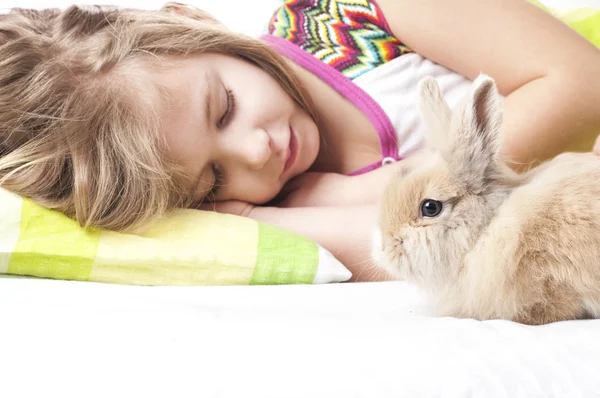 Девушка спит с кроликом — стоковое фото
