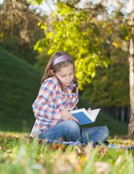 Meisje met een boek — Stockfoto